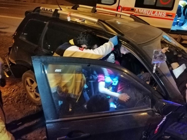 Ehliyetsiz sürücü kaçırdığı otomobille köprü ayağına çarptı