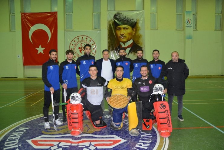 Avrupa şampiyonu hokey takımına baklavalı uğurlama