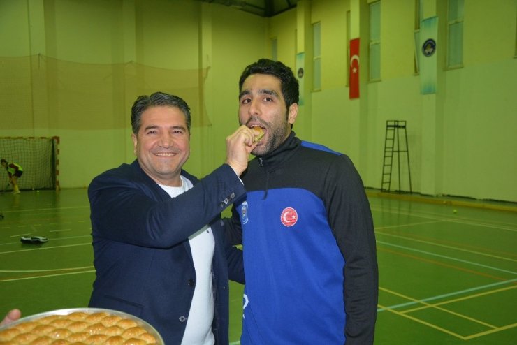 Avrupa şampiyonu hokey takımına baklavalı uğurlama