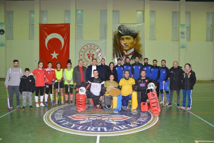 Avrupa şampiyonu hokey takımına baklavalı uğurlama