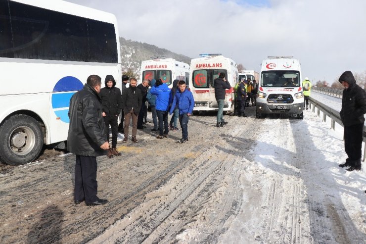 Bolu’da, kar yağışı nedeniyle yaşanan kazalar D-100 kara yolunu kapattı