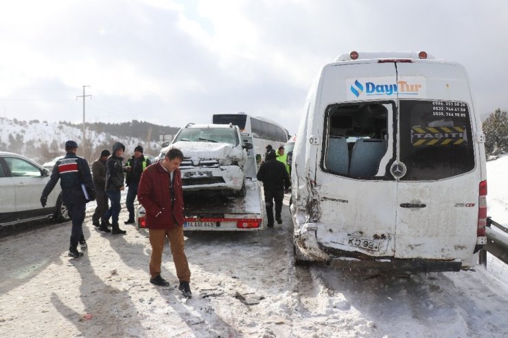 Bolu’da, kar yağışı nedeniyle yaşanan kazalar D-100 kara yolunu kapattı
