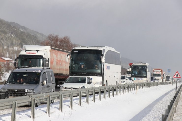 Bolu’da, kar yağışı nedeniyle yaşanan kazalar D-100 kara yolunu kapattı