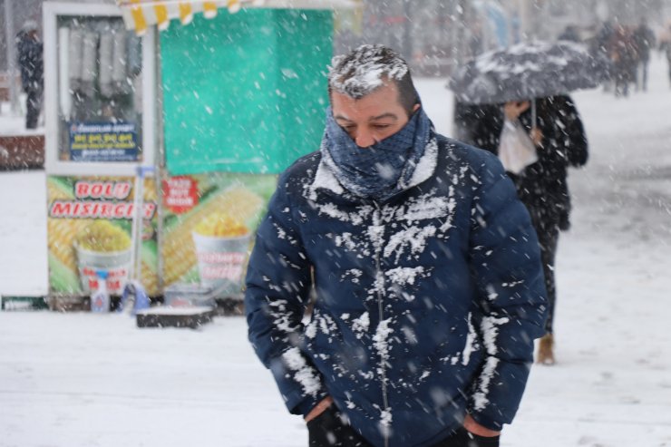 Bolu'da yoğun kar etkili oluyor