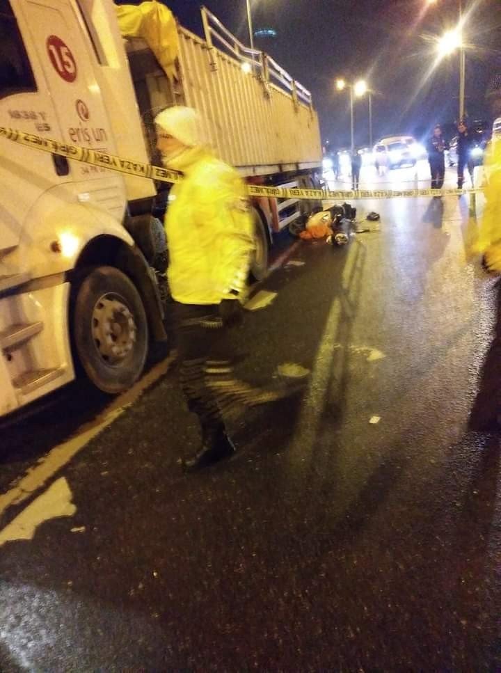 Kamyonun altında kalan motosikletli sürücü hayatını kaybetti