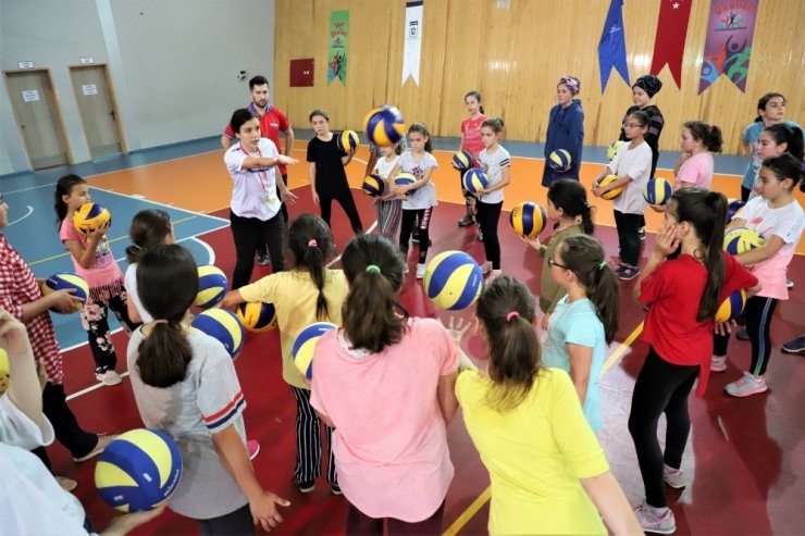 Kocaeli’de 3 bin öğrenciye voleybol eğitimi verilecek
