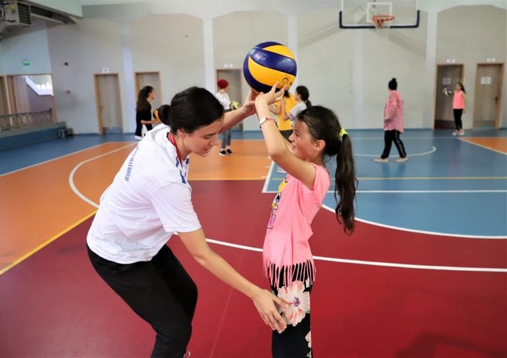 Kocaeli’de 3 bin öğrenciye voleybol eğitimi verilecek