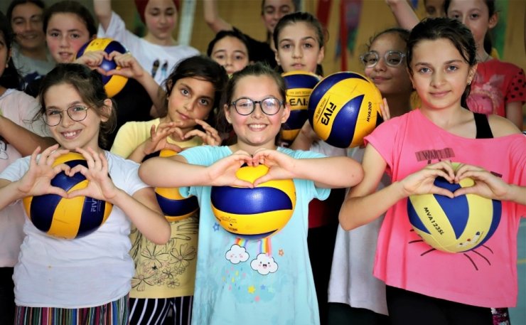 Kocaeli’de 3 bin öğrenciye voleybol eğitimi verilecek