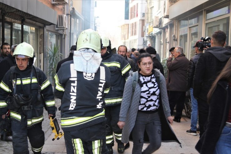 Yangın çıkan kahvehanede tavla ve okeyi bırakmayarak oyuna devam ettiler