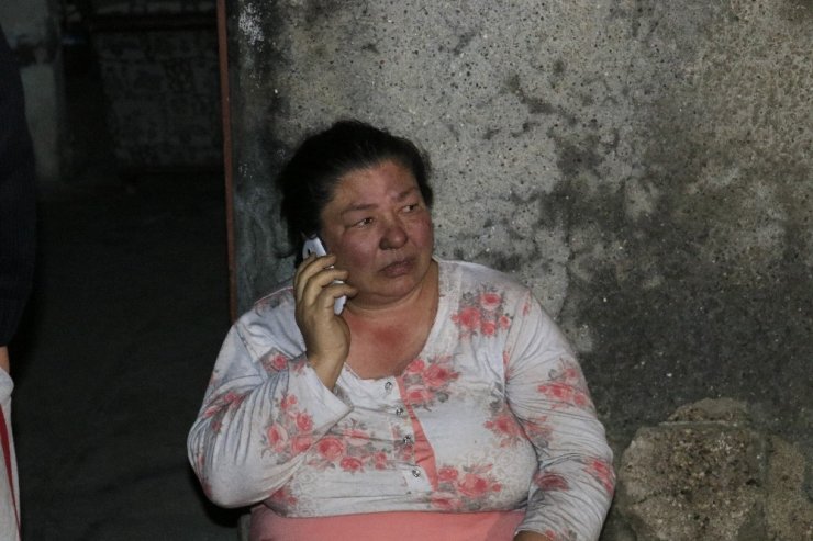Evini yaktı, içeride elindeki bıçakla polis ve itfaiyenin girmesine engel oldu