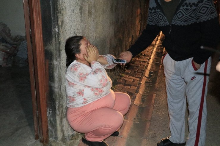 Evini yaktı, içeride elindeki bıçakla polis ve itfaiyenin girmesine engel oldu