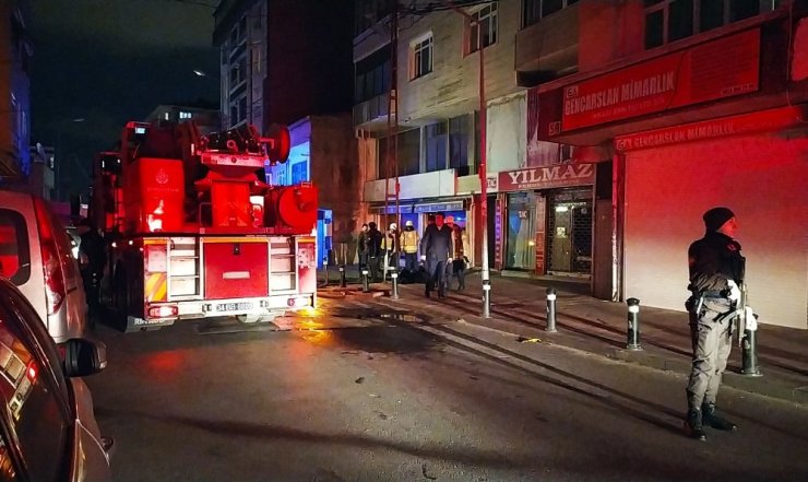 Gaziosmanpaşa’da yangın paniği: 12 kişi dumandan etkilendi