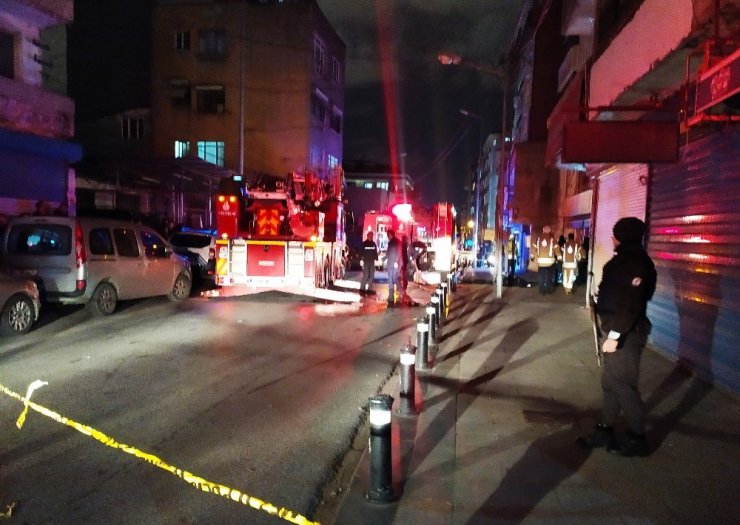 Gaziosmanpaşa’da yangın paniği: 12 kişi dumandan etkilendi