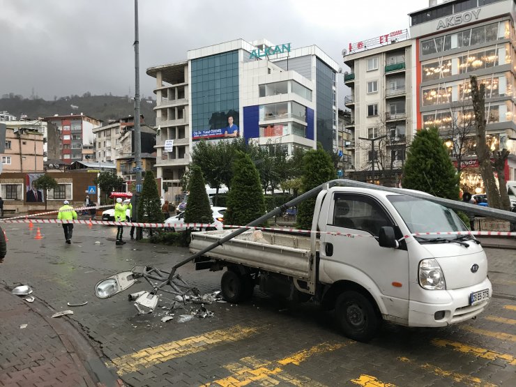 Giresun'da aydınlatma direği, şiddetli rüzgar sonucu kamyonetin üzerine devrildi