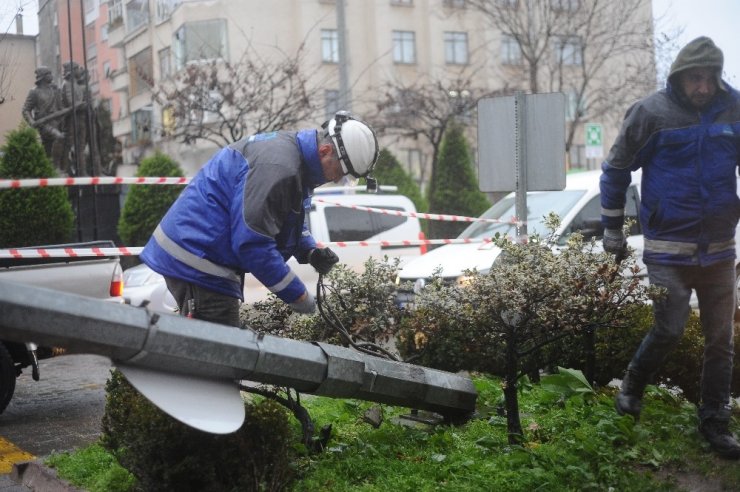 Giresun’da etkili olan fırtına elektrik direğini yerinden söktü