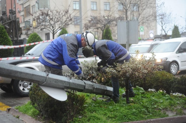 Giresun’da etkili olan fırtına elektrik direğini yerinden söktü