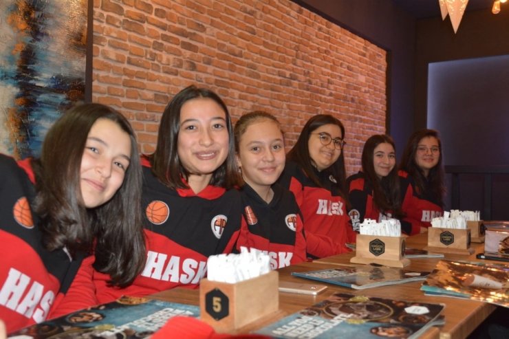 Hasketbol’da altyapıda başarılı olan sporcu ve antrenörlere kutlama
