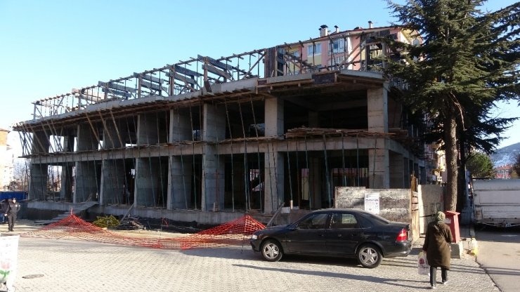 İnşaatta çalışırken dengesini kaybeden işçi 2.kattan düştü
