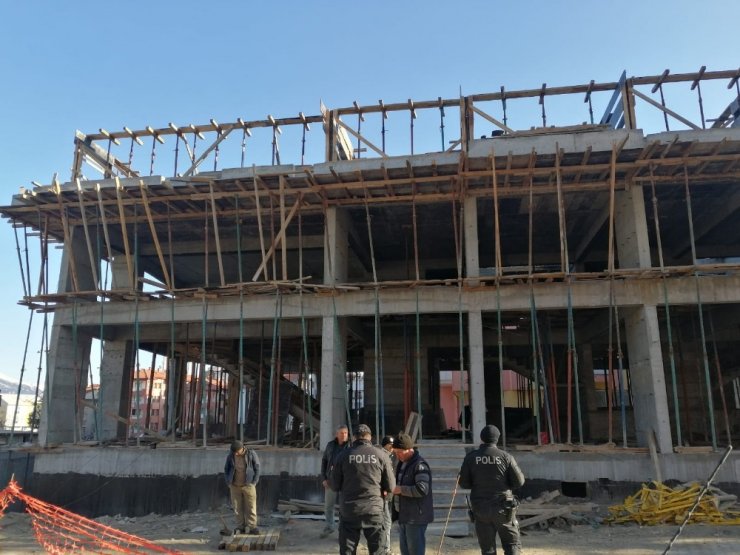 İnşaatta çalışırken dengesini kaybeden işçi 2.kattan düştü