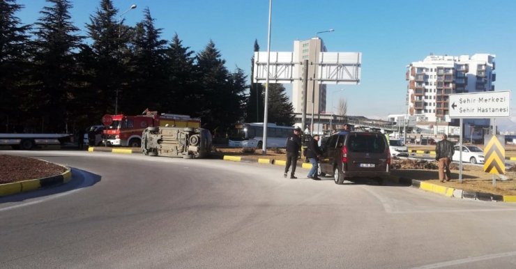 Isparta’da virajı alamayan otomobil yan yattı: 2 yaralı