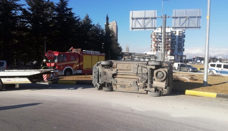 Isparta’da virajı alamayan otomobil yan yattı: 2 yaralı