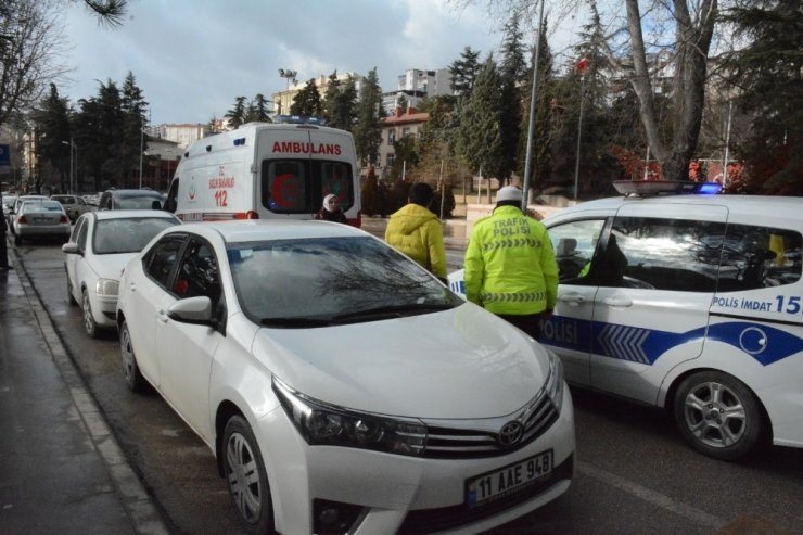Kamyonet yayaya çarptı; yaya yaralandı