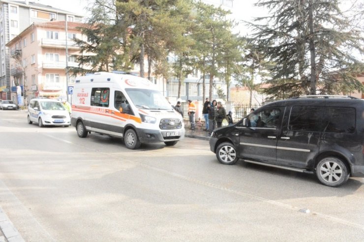 Kamyonet yayaya çarptı; yaya yaralandı
