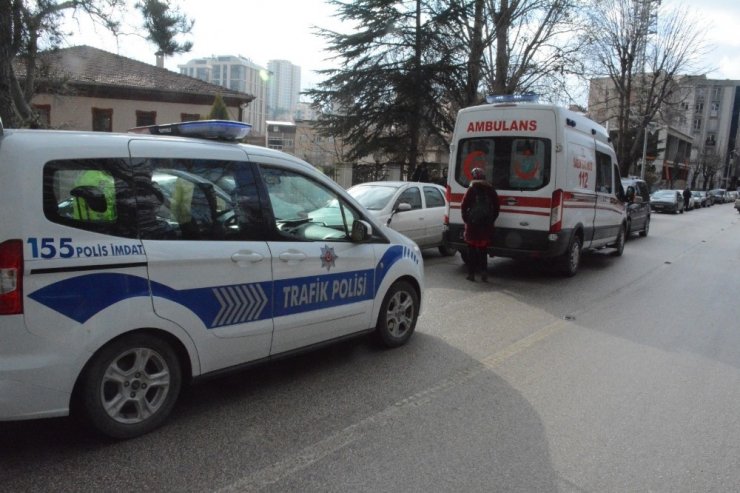 Kamyonet yayaya çarptı; yaya yaralandı