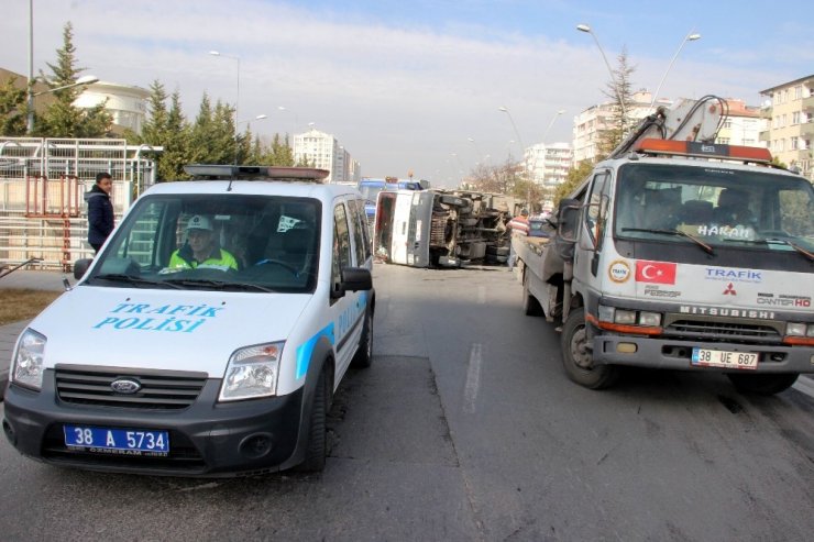 Tekeri çıkan kamyon yan yattı