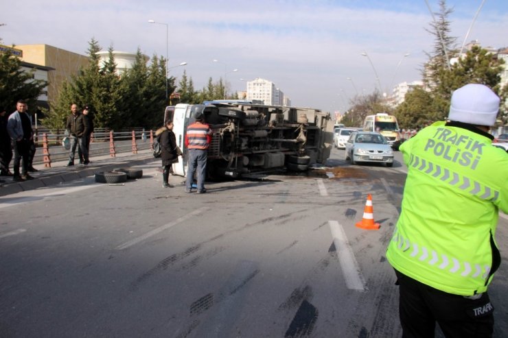 Tekeri çıkan kamyon yan yattı