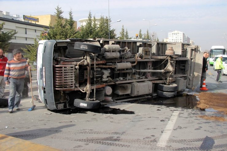 Tekeri çıkan kamyon yan yattı
