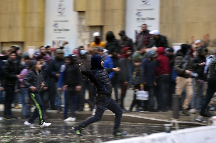 Lübnan’da göstericiler yeni hükümeti protesto etti