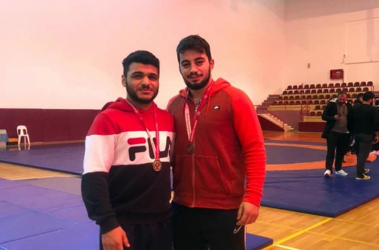 Genç güreşçiler madalyalarla turnuvaya damga vurdu