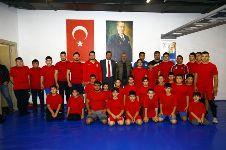 Genç güreşçiler madalyalarla turnuvaya damga vurdu