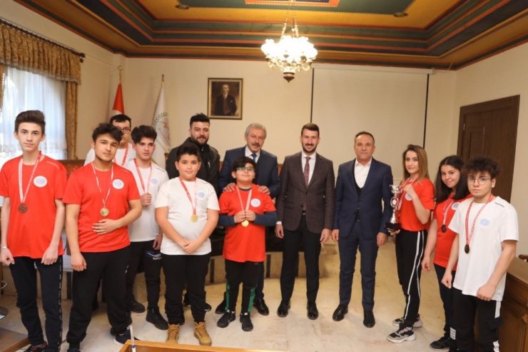 Başkan Yardımcısı Yüzer, şampiyon boksörleri tebrik etti