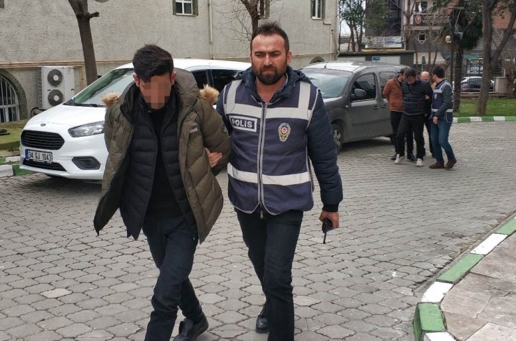 "FETÖ’ye adın karıştı" diyerek evlerde arama yapıp para ve altınları alan sahte polisler yakalandı