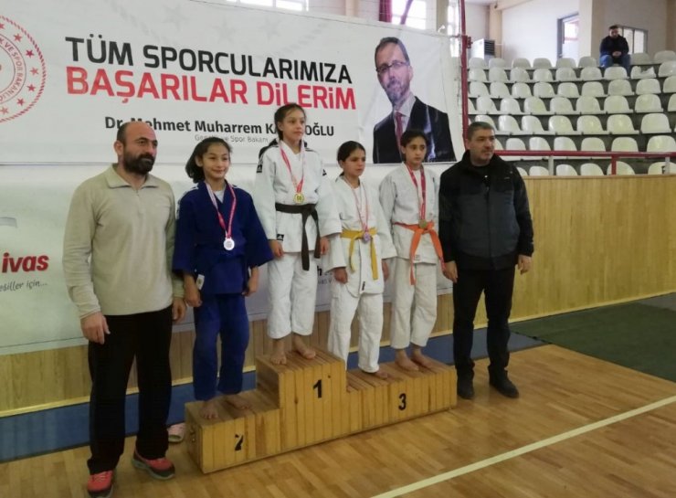Sivas’ta iller arası judo maçları yapıldı