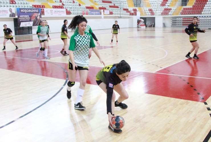 Sivas’ta hentbol şampiyonası devam ediyor