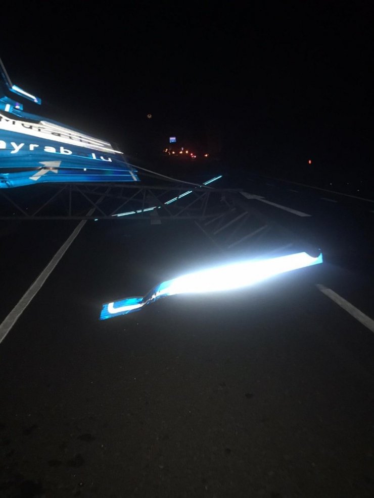 Dorsesi açık unutulunca yön levhalarını yıktı