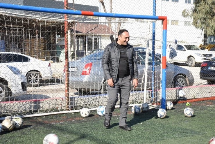 Yılmaz, minik sporcuları antrenmanlarında ziyaret etti