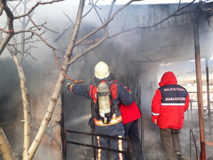 Kayıp Gülistan için yola çıkan ekip, karşılaştığı yangına müdahale etti
