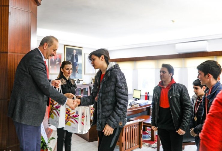 Şampiyon boksörlerden Başkan Atabay’a ziyaret