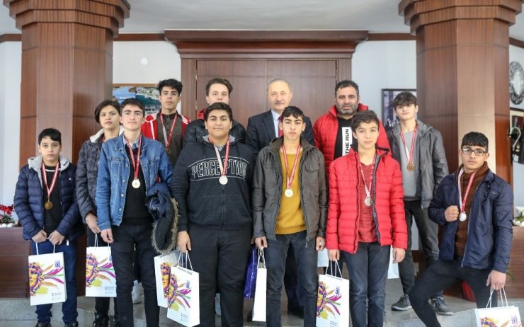 Şampiyon boksörlerden Başkan Atabay’a ziyaret