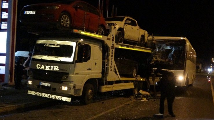 Uşak’ta yolcu otobüsü kaza yaptı: 3’ü ağır 13 yaralı