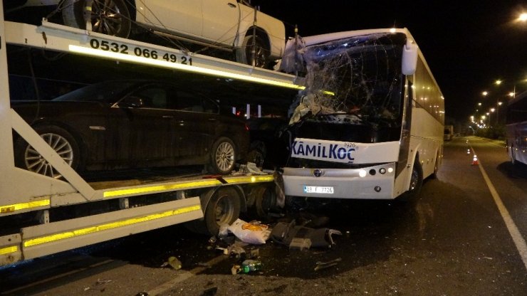 Uşak’ta yolcu otobüsü kaza yaptı: 3’ü ağır 13 yaralı