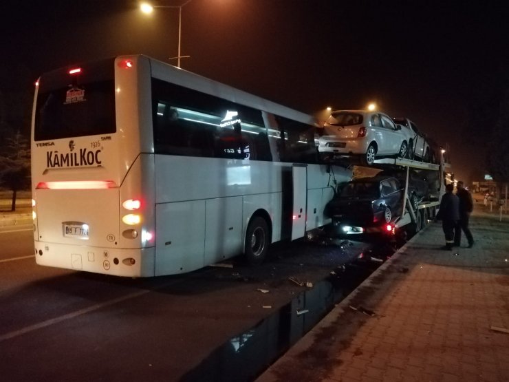 Uşak'ta yolcu otobüsü tıra çarptı: 16 yaralı