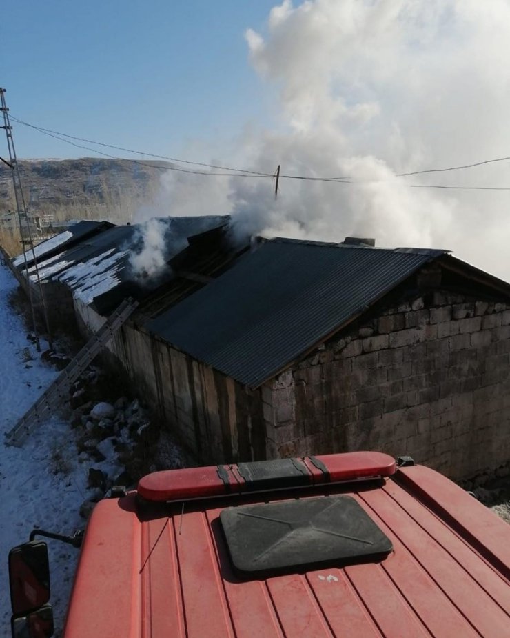 Erciş’te odunluk ve kiler yangını