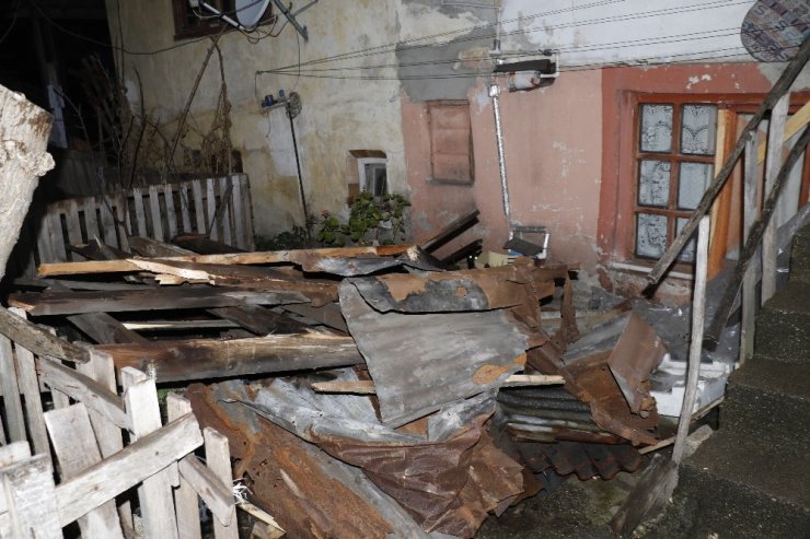 Zonguldak’ta etkili olan fırtına evin çatısını uçurdu