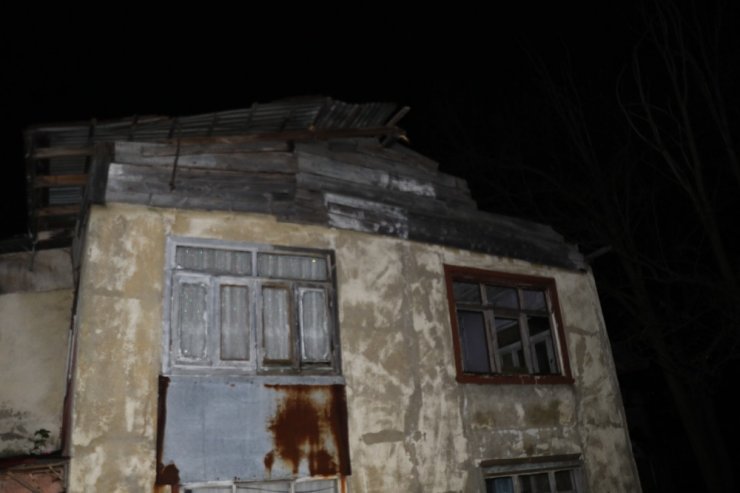 Zonguldak’ta etkili olan fırtına evin çatısını uçurdu