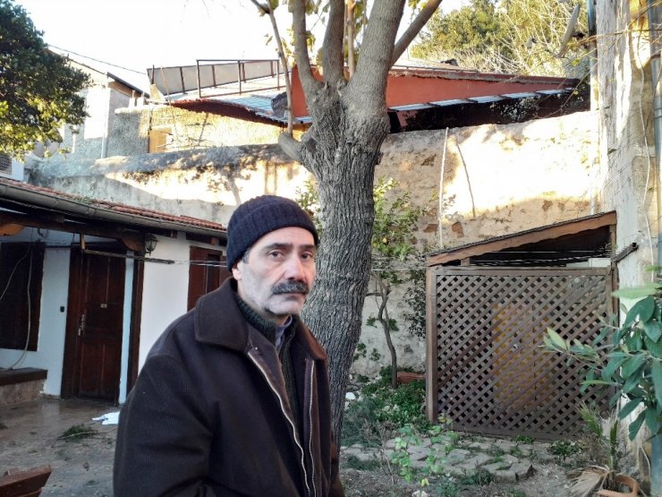 Adana’da fırtına çatıları uçurdu